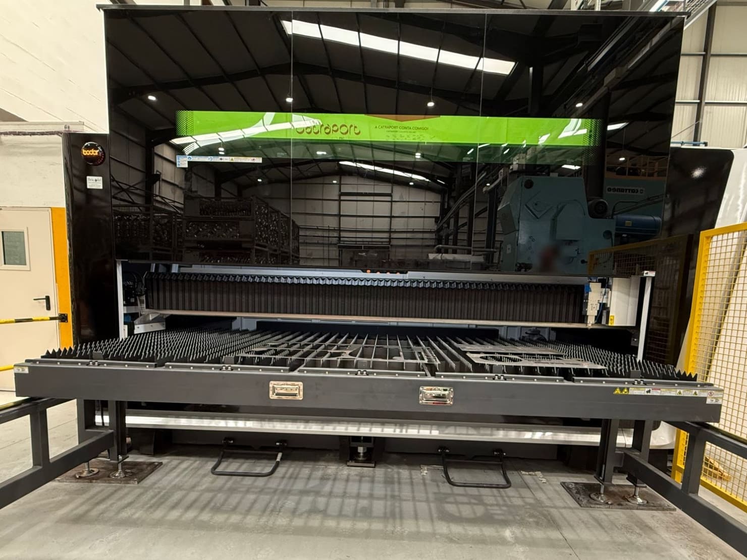 A máquina de corte a laser da OAmetals